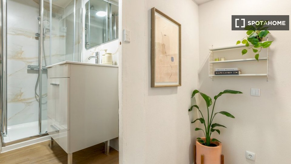 Double room Lisbon, 1 bed — photo 8