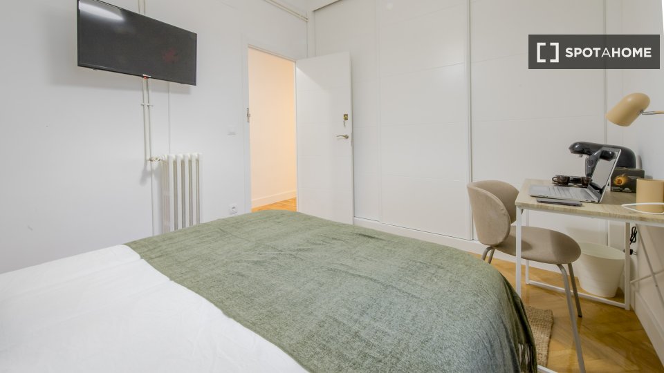 Double room Madrid, 7 beds, 180m² — photo 13