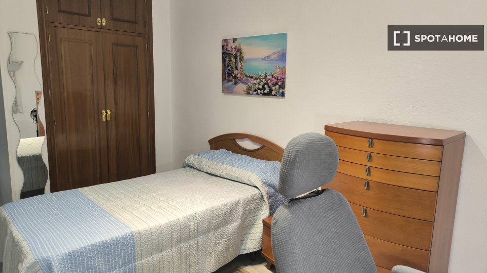 Double room Granada, 3 beds — photo 43