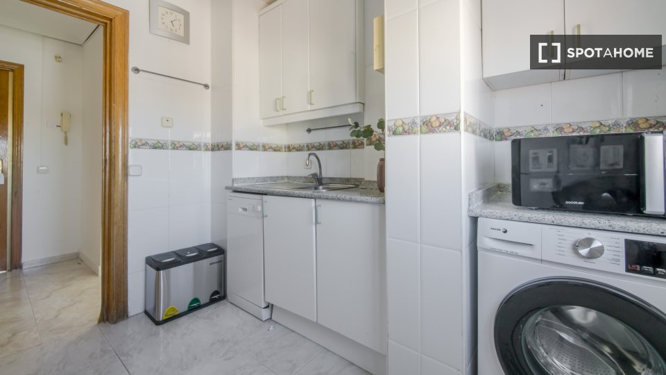 Double room Madrid, 5 beds, 80m² — photo 4