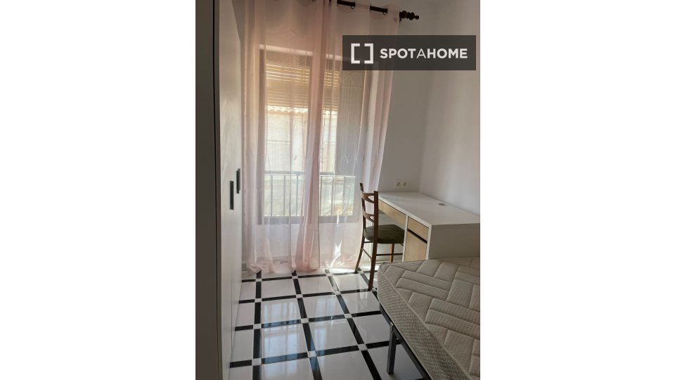 Double room Granada, 4 beds, 80m² — photo 10