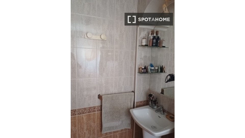Double room Madrid, 3 beds — photo 11