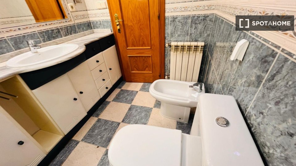 Double room Madrid, 4 beds — photo 17