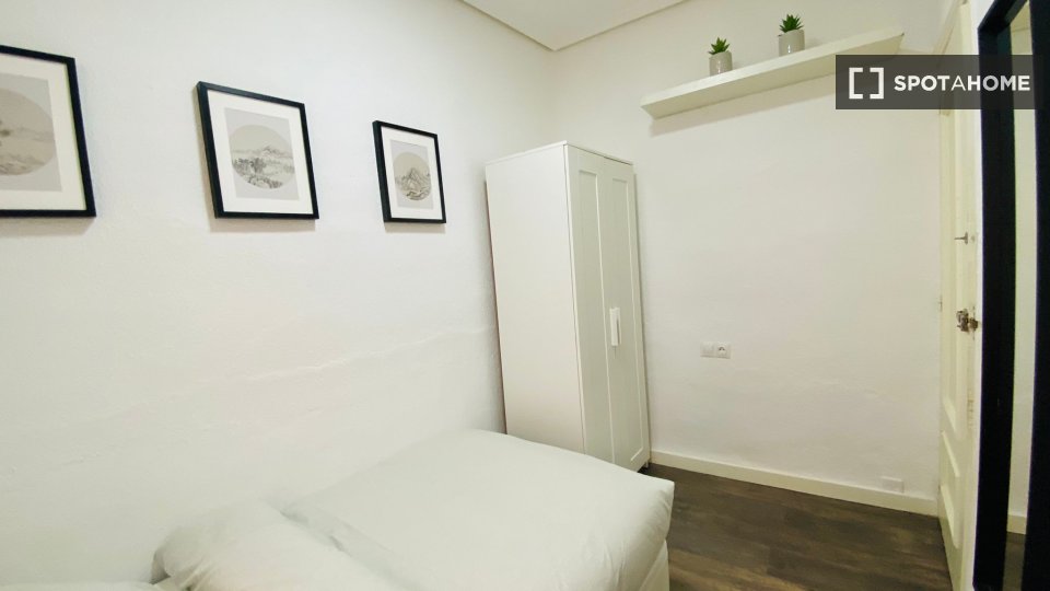 Double room Madrid, 4 beds — photo 9