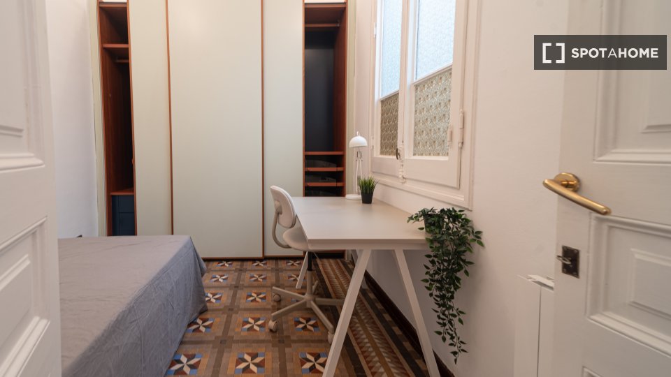 Habitación en piso compartido en barcelona.