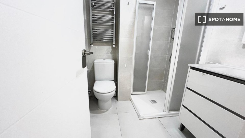 Double room Madrid, 3 beds — photo 14