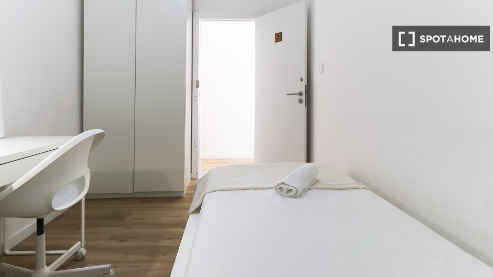 Double room Lisbon, 6 beds — photo 18
