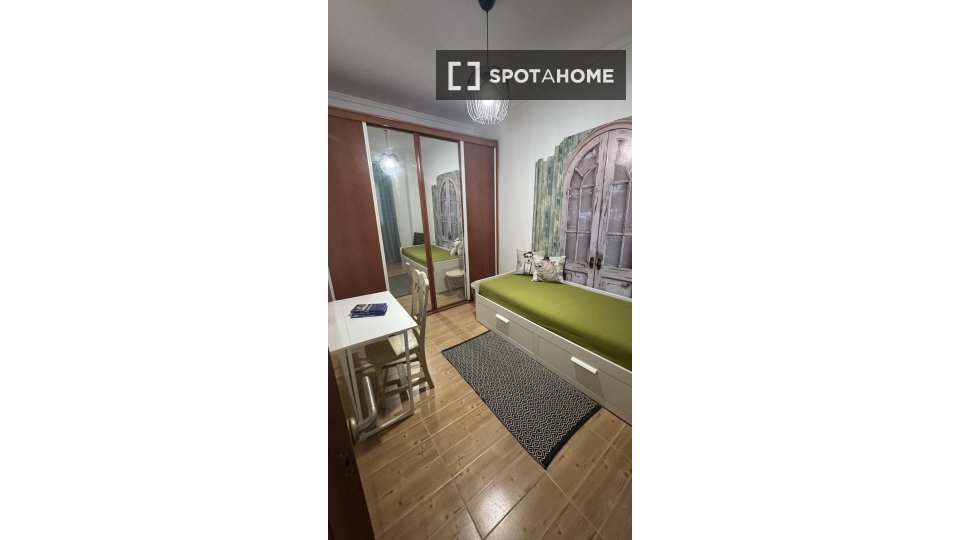 Double room Valencia, 3 beds, 70m² — photo 2