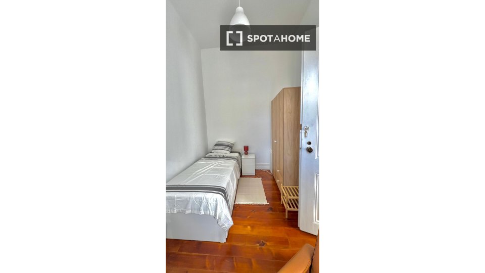 Double room Lisbon, 3 beds — photo 17