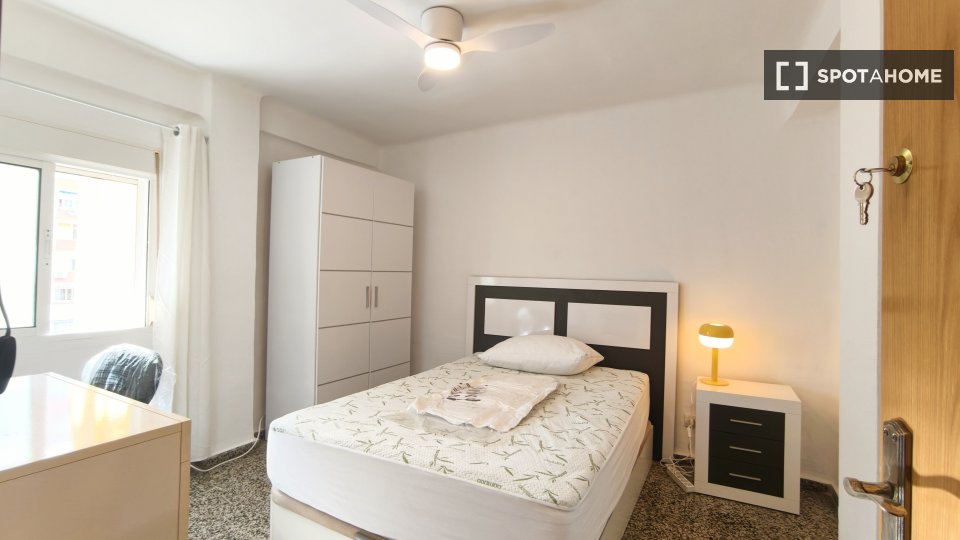 Double room Malaga, 3 beds, 79m² — photo 8