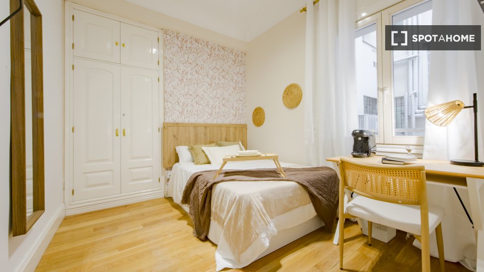Double room Madrid, 13 beds, 266m² — photo 10