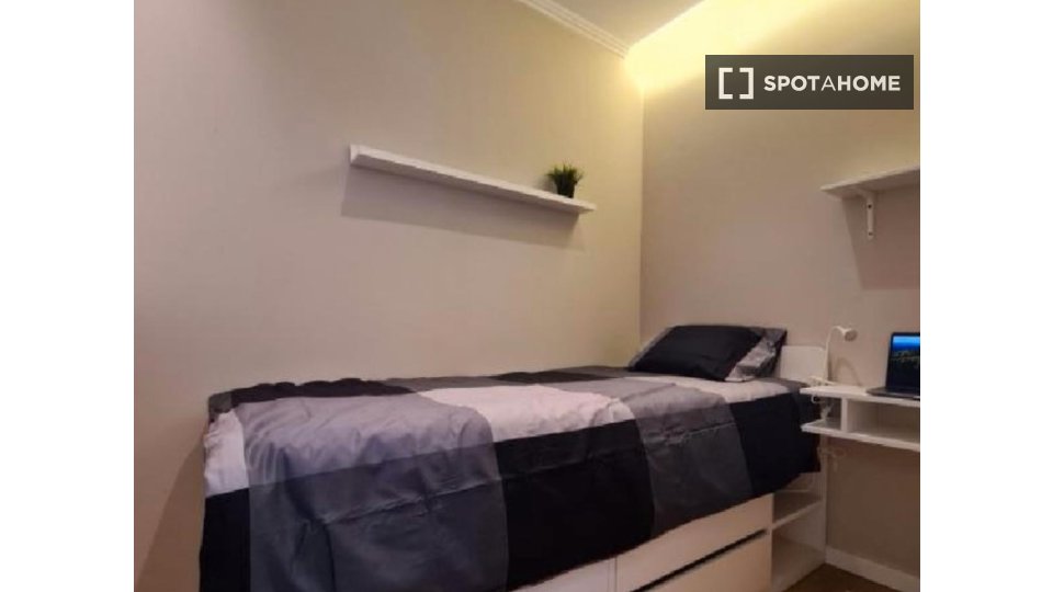 Double room Lisbon, 3 beds, 40m² — photo 6