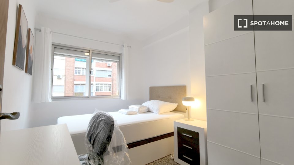 Double room Malaga, 3 beds, 79m² — photo 1