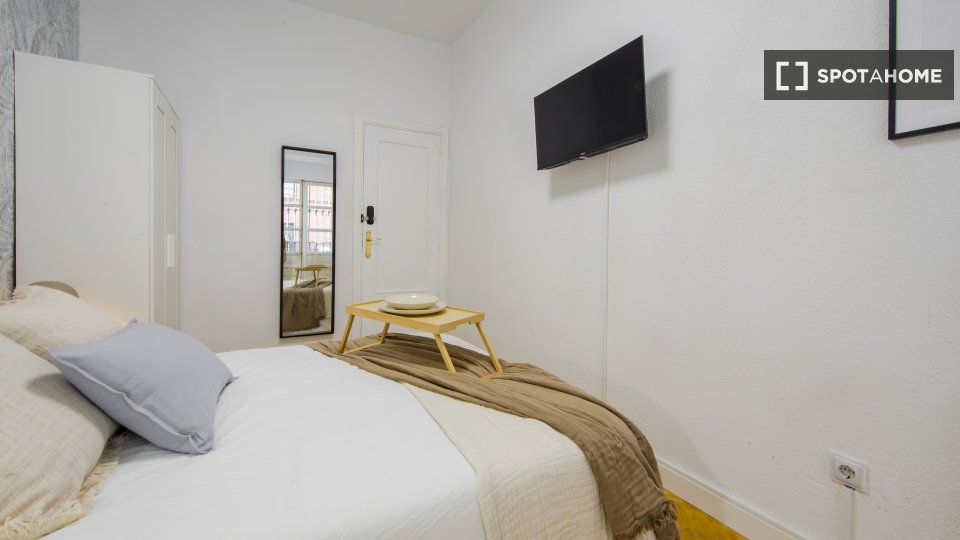 Double room Madrid, 5 beds, 130m² — photo 2