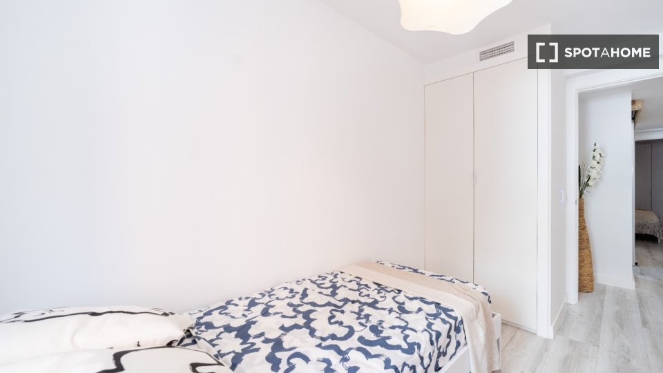 Double room Madrid, 3 beds, 80m² — photo 1