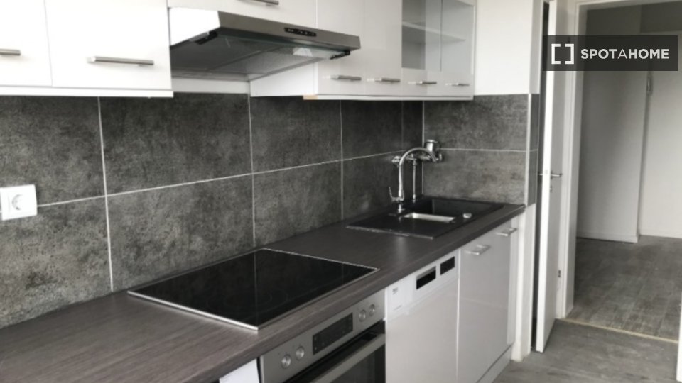 Double room Stuttgart, 3 beds, 13m² — photo 4