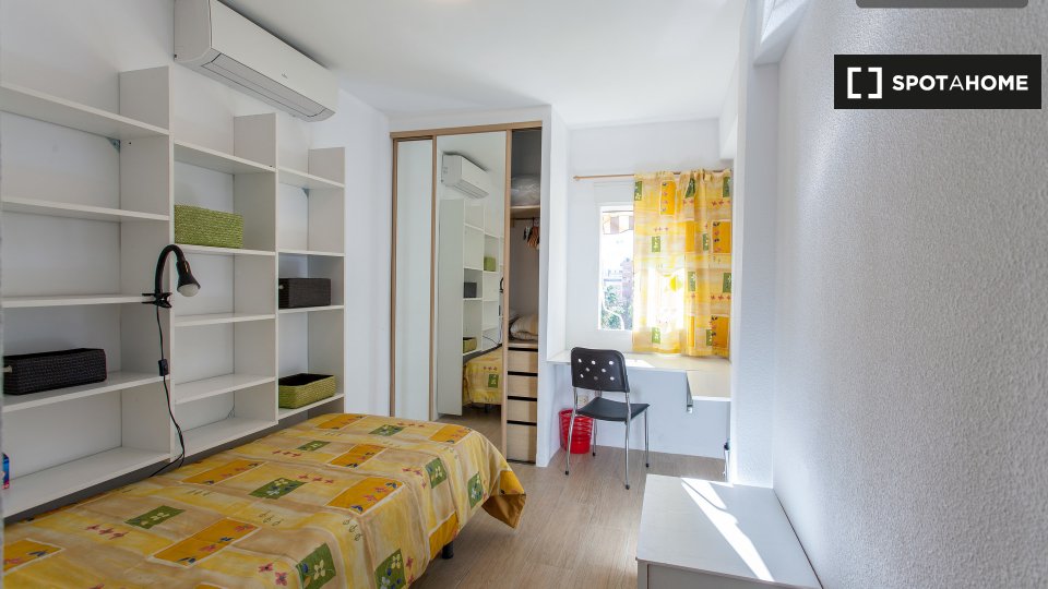 Double room Valencia, 3 beds, 90m² — photo 2