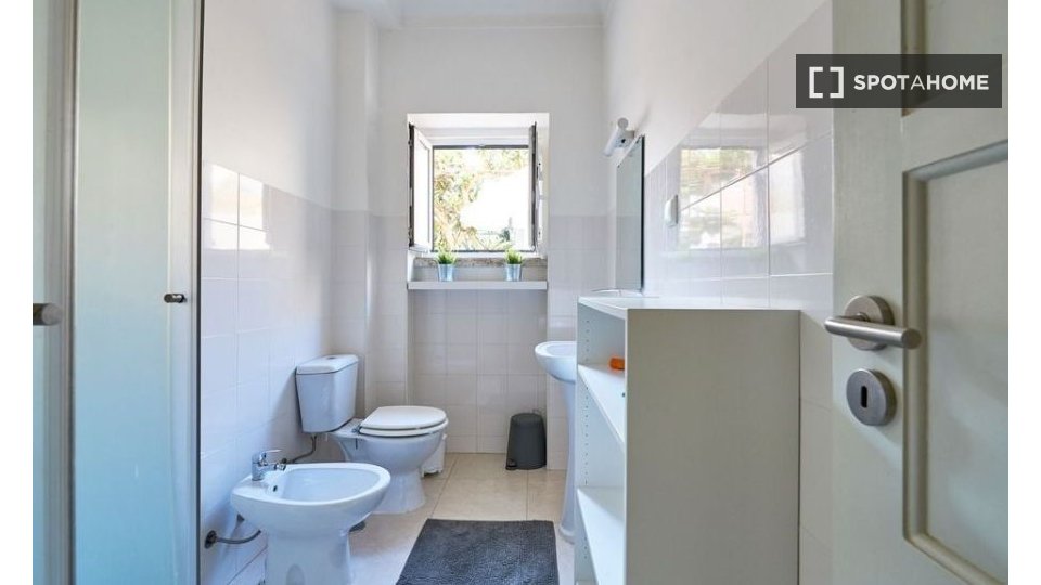 Double room Lisbon, 2 beds — photo 13