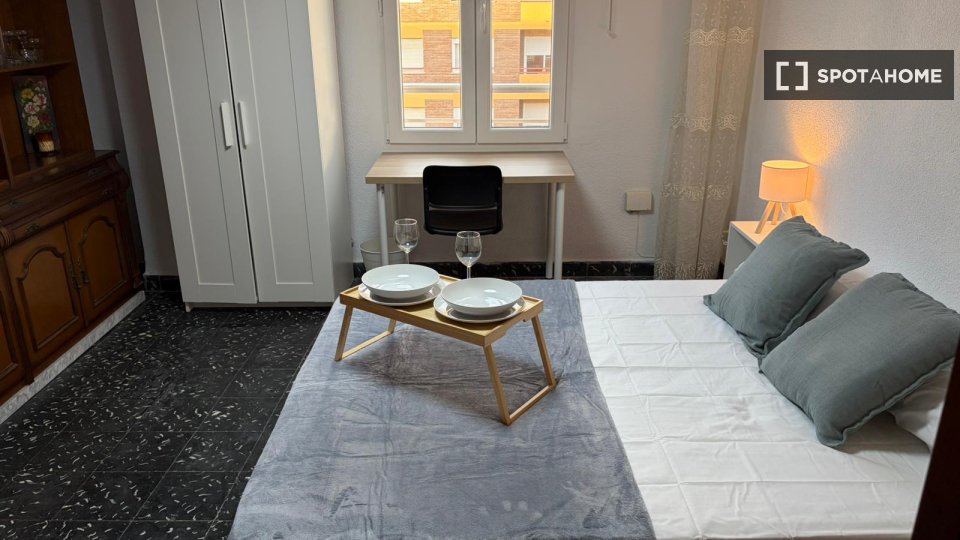 Double room Valencia, 5 beds, 120m² — photo 2