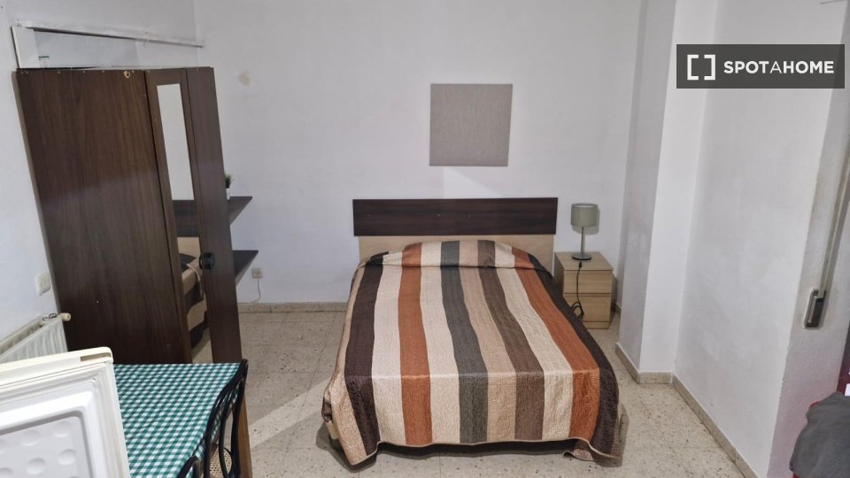 Amplia habitación en alquiler en Puente de Vallecas, Madrid