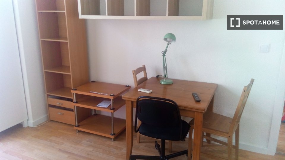 Double room Lisbon, 3 beds, 65m² — photo 7