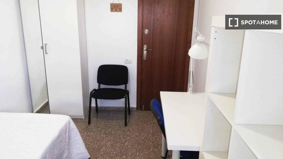 Camera in affitto in un appartamento condiviso con 3 camere da letto a Valencia. - in Valencia