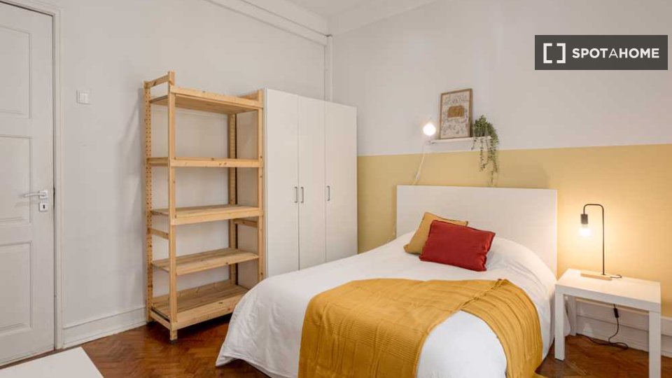 Double room Lisbon, 5 beds — photo 20