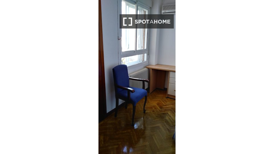 Double room Madrid, 3 beds, 100m² — photo 4