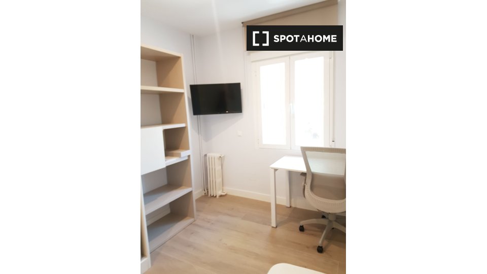 Double room Madrid, 3 beds, 80m² — photo 7