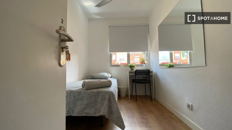 Double room Madrid, 3 beds — photo 10