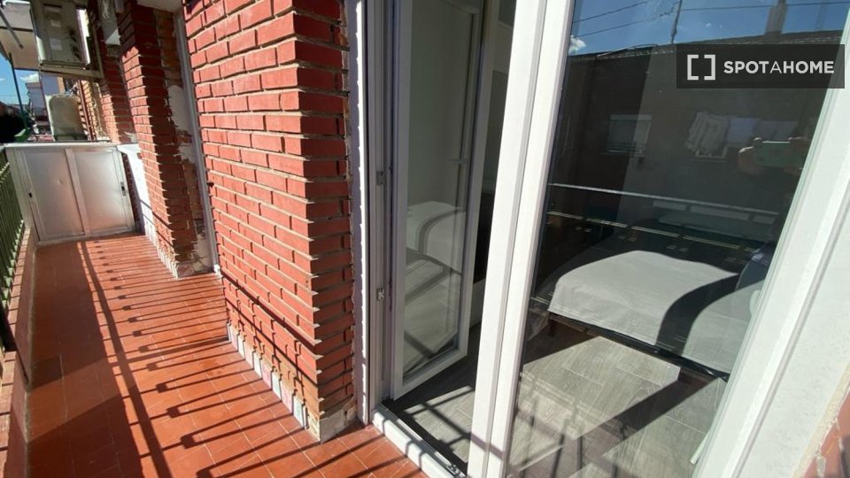 Habitación en alquiler en Los Rosales, Madrid.