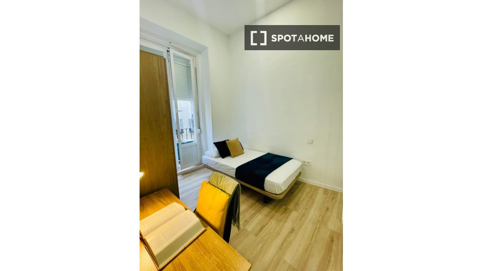 Double room Madrid, 12 beds, 185m² — photo 12