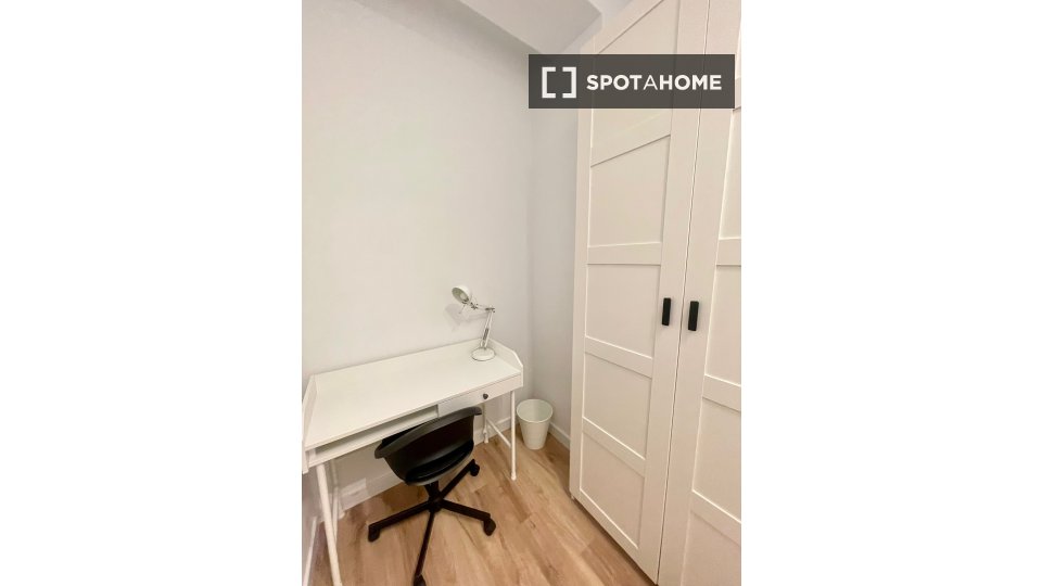 Double room Madrid, 5 beds — photo 12