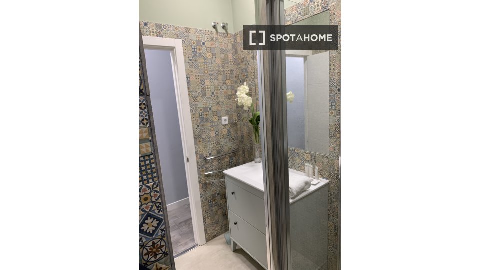 Double room Madrid, 2 beds — photo 19