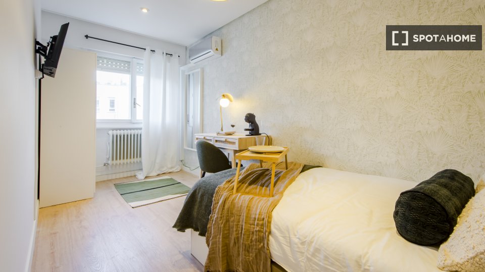Double room Madrid, 6 beds, 110m² — photo 1