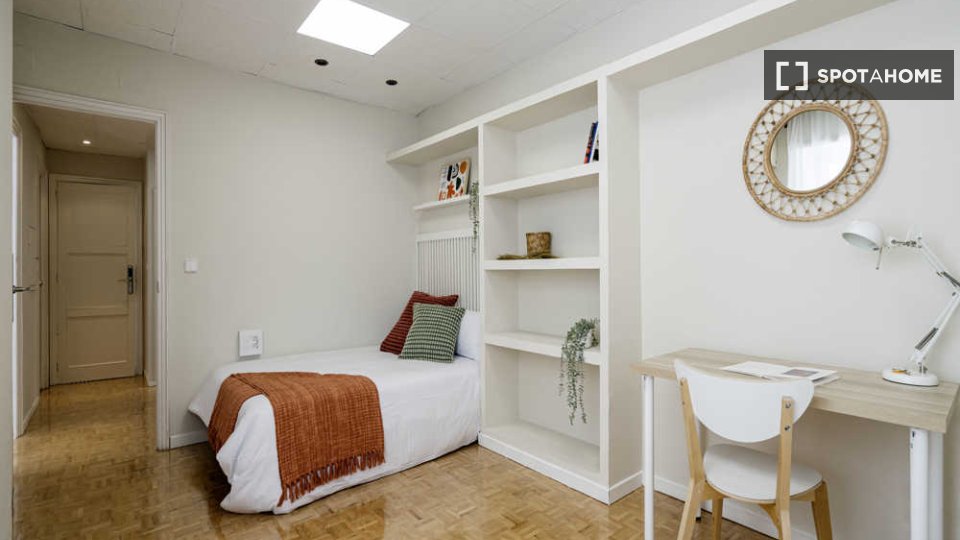 Double room Madrid, 8 beds — photo 49