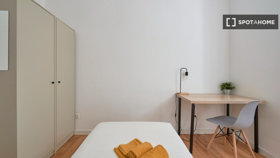 Double room Lisbon, 5 beds — photo 19