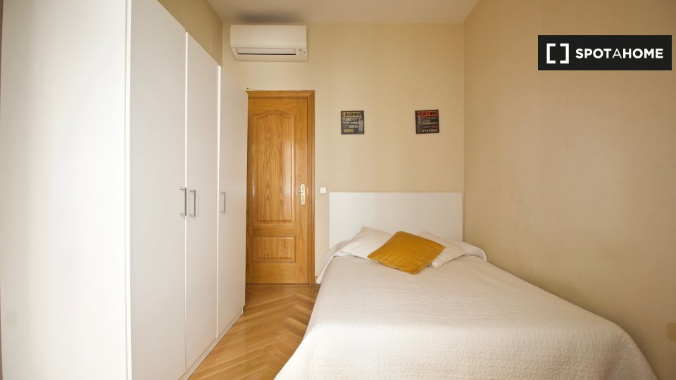 Double room Madrid, 6 beds, 140m² — photo 3