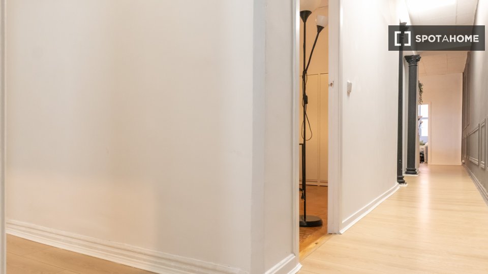 Double room Madrid, 7 beds, 160m² — photo 38