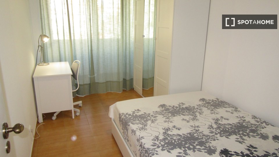Double room Lisbon, 3 beds, 100m² — photo 1