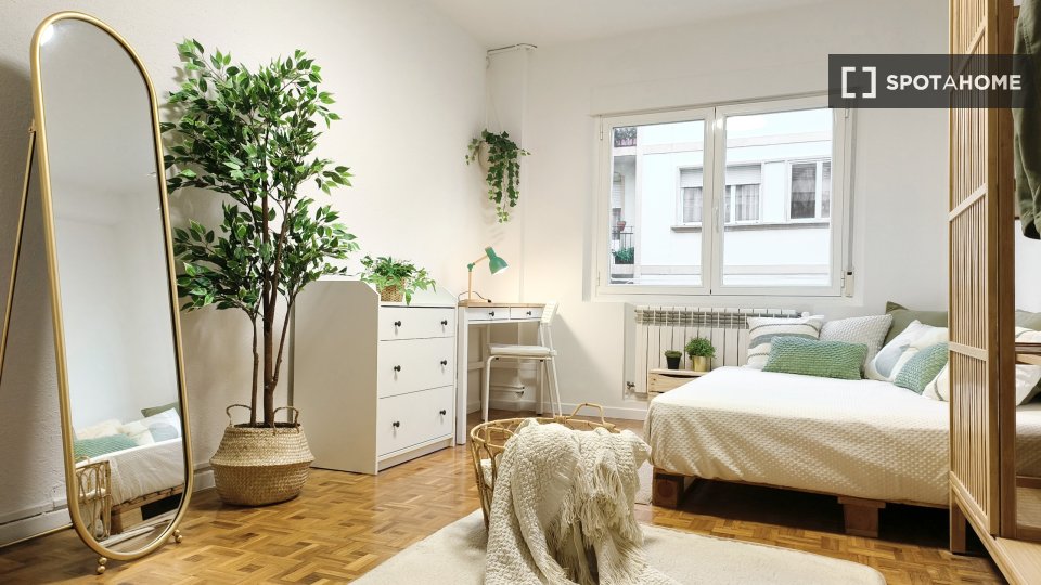 Double room Pamplona, 5 beds, 124m² — photo 10