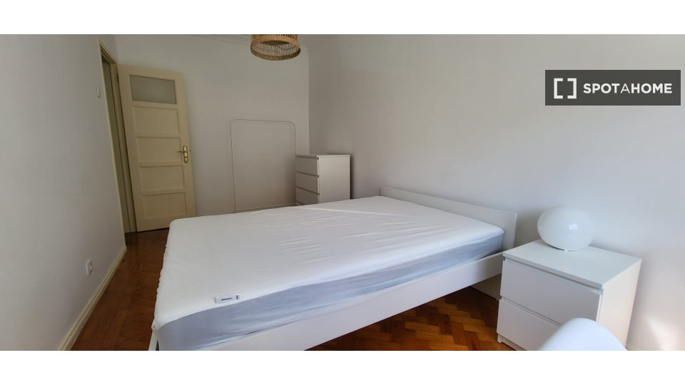 Double room Lisbon, 3 beds, 90m² — photo 8