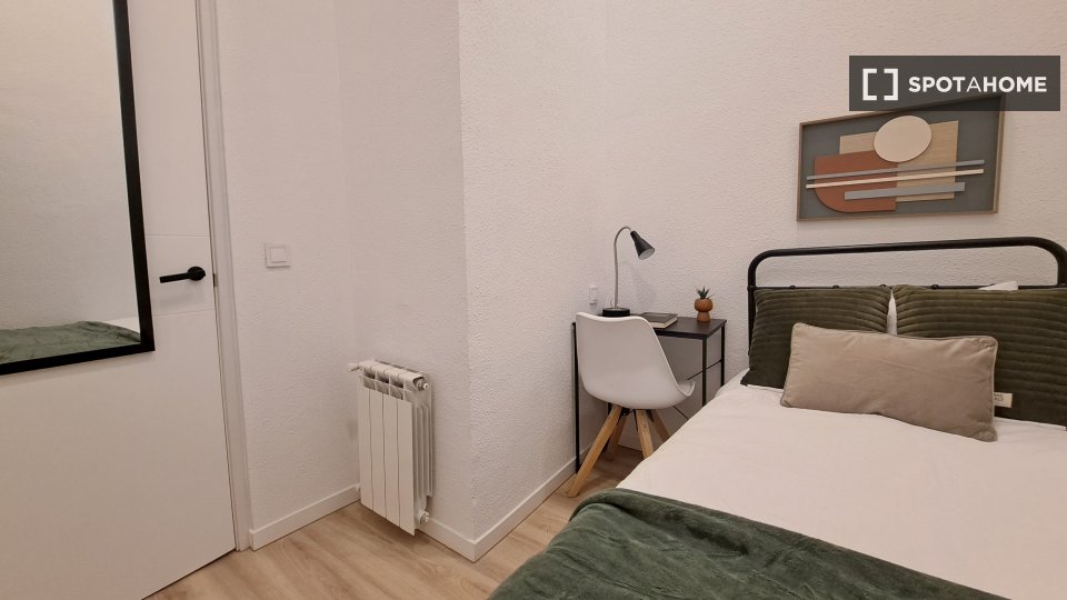 Double room Madrid, 12 beds, 185m² — photo 14