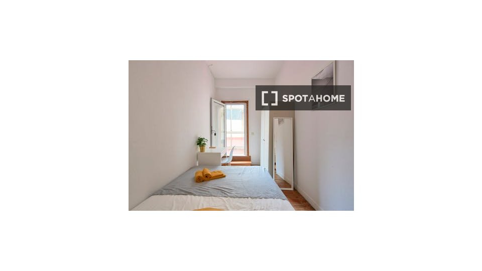 Double room Lisbon, 9 beds — photo 18