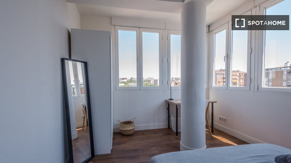 Double room Madrid, 5 beds, 98m² — photo 12