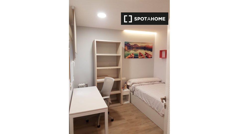 Double room Madrid, 3 beds, 80m² — photo 4