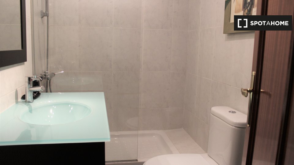 Double room Madrid, 3 beds, 70m² — photo 6