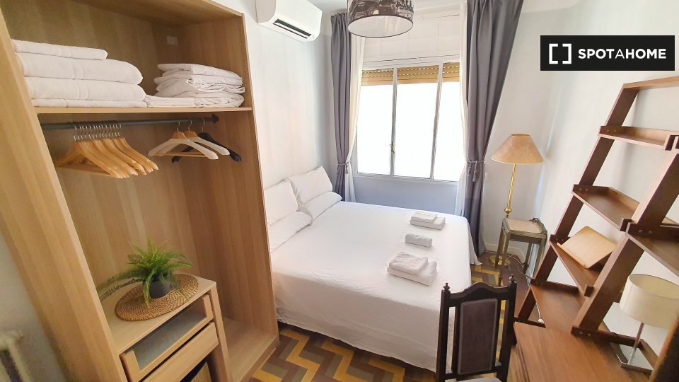 Double room Madrid, 5 beds, 120m² — photo 1