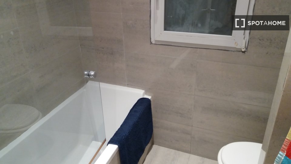 Double room Bilbao, 1 bed, 80m² — photo 9
