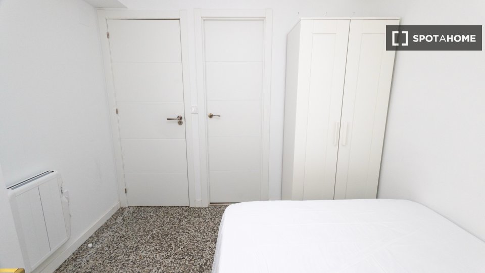 Camera in appartamento condiviso con 4 camere da letto a L'Amistat, Valencia. - in Valencia